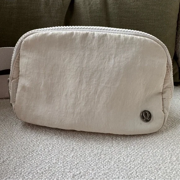 Lululemon Everywhere Belt Bag Cream Silver - Picture 4 of 7